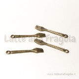 Charm forchettina in metallo zincato color bronzo 25x5mm