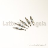 Charm piuma in metallo zincato argento antico 28x5mm