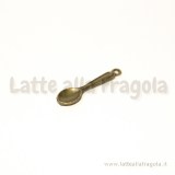 Charm cucchiaino in metallo color bronzo 24x6mm