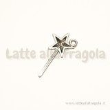 Charm bacchetta magica in metallo argento antico 25x13mm