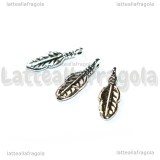 Charm Piuma double-face in metallo argento antico 17x5.5mm