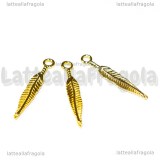 Charm Piuma double-face in metallo gold plated 29x5mm