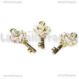 Charm Chiave in metallo dorato smaltato rosa 23x11mm
