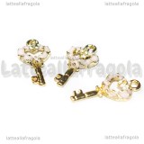 Charm Chiave in metallo dorato smaltato rosa 23x11mm