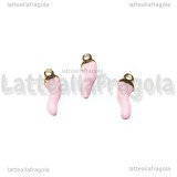 Charm Cornetto Portafortuna 3D in metallo dorato smaltato rosa baby 15x4.5mm