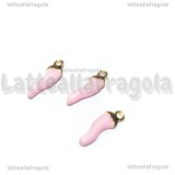 Charm Cornetto Portafortuna 3D in metallo dorato smaltato rosa baby 15x4.5mm