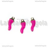 Charm Cornetto Portafortuna 3D in metallo dorato smaltato rosa intenso 15x4.5mm