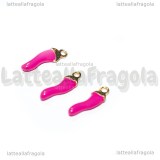 Charm Cornetto Portafortuna 3D in metallo dorato smaltato rosa intenso 15x4.5mm