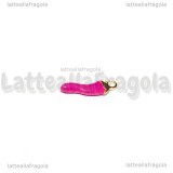 Charm Cornetto Portafortuna 3D in metallo dorato smaltato rosa intenso 15x4.5mm
