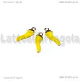 Charm Cornetto Portafortuna 3D in metallo dorato smaltato giallo 15x4.5mm