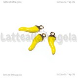 Charm Cornetto Portafortuna 3D in metallo dorato smaltato giallo 15x4.5mm