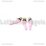 Charm Cornetto Portafortuna 3D in metallo dorato smaltato rosa 15x4.5mm