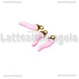 Charm Cornetto Portafortuna 3D in metallo dorato smaltato rosa 15x4.5mm