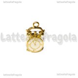 Charm Sveglia 3D in metallo dorato smaltato bianco 21x12mm