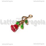 Ciondolo Rosa 3D in metallo dorato smaltato rosso 28x10mm