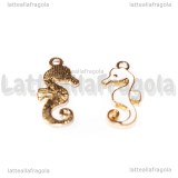 Charm Cavalluccio Marino in metallo dorato smaltato bianco 21x10mm