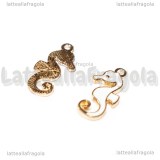 Charm Cavalluccio Marino in metallo dorato smaltato bianco 21x10mm