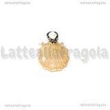 Charm Conchiglia in metallo dorato smaltato rosa 18x12mm