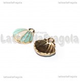 Charm Conchiglia in metallo dorato smaltato azzurro 12.5x11mm