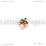 Ciondolo Pacco Regalo 3D in metallo dorato smaltato Rosa 12x8mm