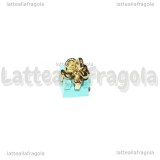 Ciondolo Pacco Regalo 3D in metallo dorato smaltato Azzurro 12x8mm