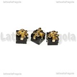 Ciondolo Pacco Regalo 3D in metallo dorato smaltato Nero 12x8mm