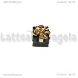 Ciondolo Pacco Regalo 3D in metallo dorato smaltato Nero 12x8mm