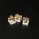 Ciondolo Pacco Regalo 3D in metallo dorato smaltato Bianco 12x8mm