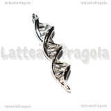 Ciondolo Catena DNA 3D in metallo argentato 41x9mm