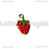Charm Fragola in metallo dorato smaltato 21x11mm