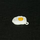Charm Uovo Fritto in metallo smaltato 19x16mm