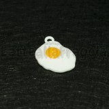 Charm Uovo Fritto in metallo smaltato 19x16mm
