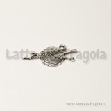 Charm gomitolo con aghi in metallo argento antico 26x11mm