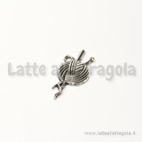 Charm gomitolo con aghi in metallo argento antico 26x11mm