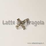 Connettore Croce in metallo Silver Plated con strass 19x13mm