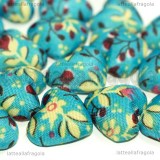 Cabochon Cuore in alluminio e stoffa fantasia fiori azzurro 18x14mm