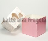 Scatola in cartoncino cuori bianco/rosa 50x50mm