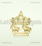 Ciondolo Bezel Giostra con cavalli in metallo dorato 48x37mm