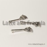 Ciondolo scopa in metallo argento antico 27x10mm