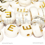 10 Perle a gettone lettera E in acrilico bianco con lettere oro 7x3.5mm