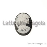 Cammeo in Resina Scheletro Dama grigia su sfondo nero 25x18mm