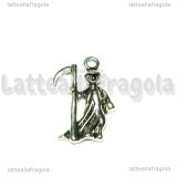Charm Morte con falce in metallo argento antico 23x14mm