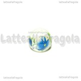 Perla in ceramica bianca con fiore azzurro 12mm