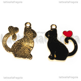 Ciondolo Gatto con cuore in metallo dorato smaltato nero 25x20mm