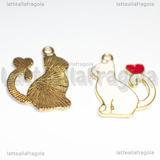 Ciondolo Gatto con cuore in metallo dorato smaltato bianco 25x20mm