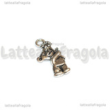 Charm Orso con fiore in metallo argento antico 19x9mm