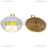 Ciondolo Targhetta Cagnolino Stay Pawsitive in metallo dorato smaltato 23x20mm