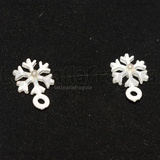 Orecchini a perno Fiocco di Neve e perla in metallo smaltato bianco 15x10mm