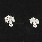 Orecchini a perno Fiocco di Neve e perla in metallo smaltato bianco 15x10mm