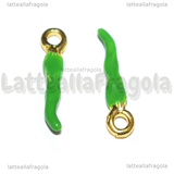 Charm Cornetto Portafortuna 3D in metallo dorato smaltato verde 20x4mm
